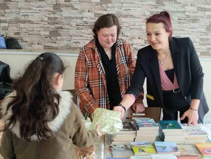 Bozüyük’te Çocuklara Oyuncak Dağıtıldı