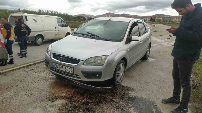 Otomobille Kaldırıma Çıkan Sürücü Ölümden Döndü