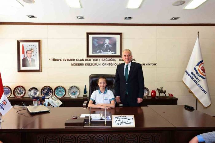 Başkan Zolan, Koltuğunu 4. Sınıf Öğrencisine Devretti