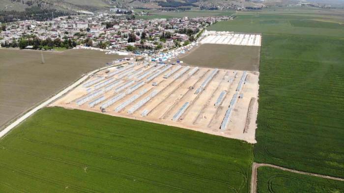 Hatay’da Konteyner Kentlerin Kurulumu Devam Ediyor