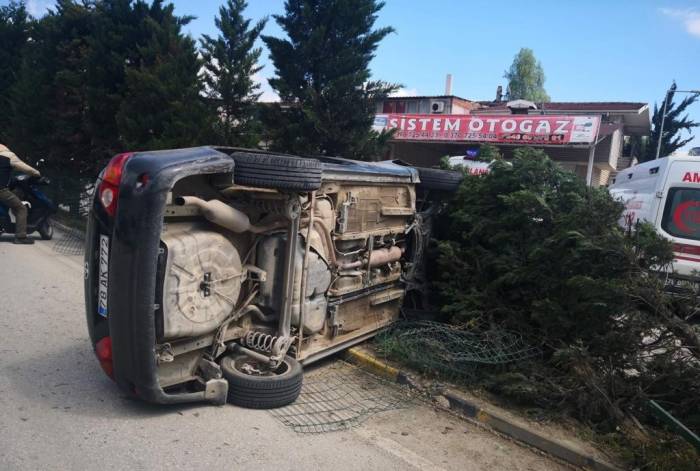 Refüjdeki Ağaca Çarpan Otomobil Devrildi: 2 Yaralı