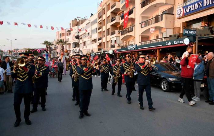 Kuşadası’nda 23 Nisan Korteji Renkli Görüntülere Sahne Oldu