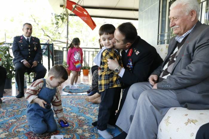 Manisa Jandarmasından Şehit Aileleri Ve Gazilere Bayram Ziyareti