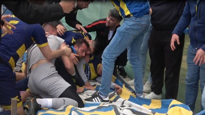 Gol Sonrası Güvenlik Bariyerlerini Devrilmesi Sonucu Futbolcu Ve Taraftarlar Ölümden Döndü
