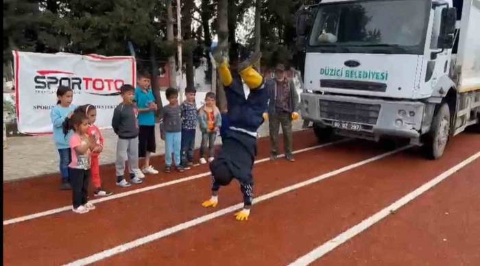 Temizlik Ekibi Mola Verdi, Çocukları Eğlendirdi