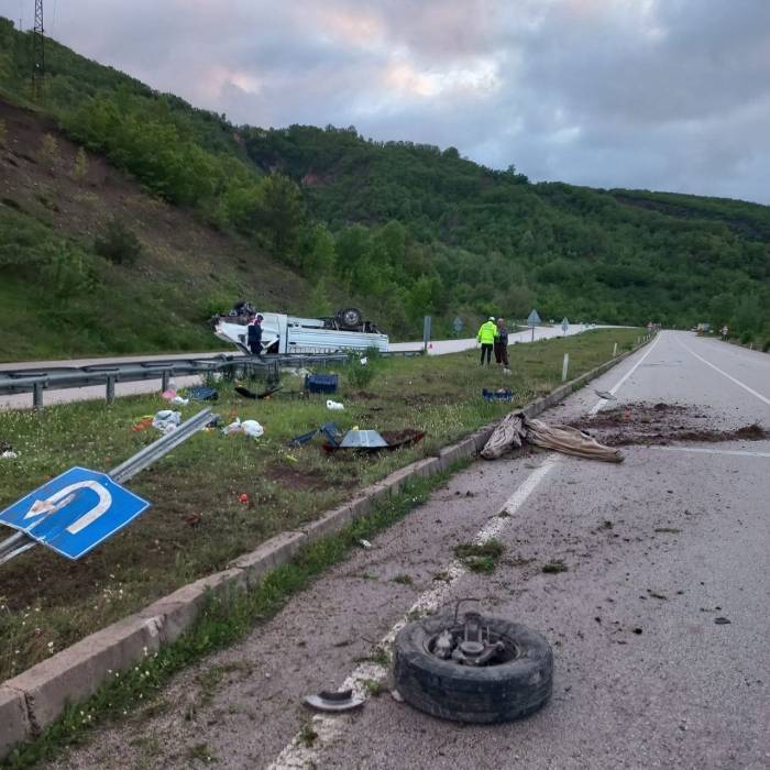 Kamyonet Takla Atıp Ters Döndü: 1’i Ağır 3 Yaralı