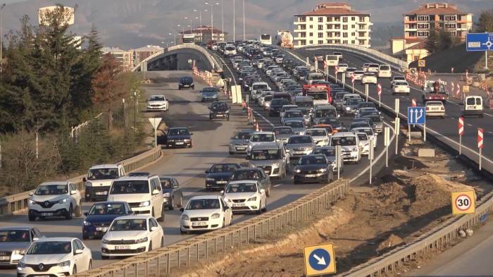 43 İlin Geçiş Güzergahında Bayram Bilançosu Belli Oldu: 627 Bin Araç Geçiş Yaptı