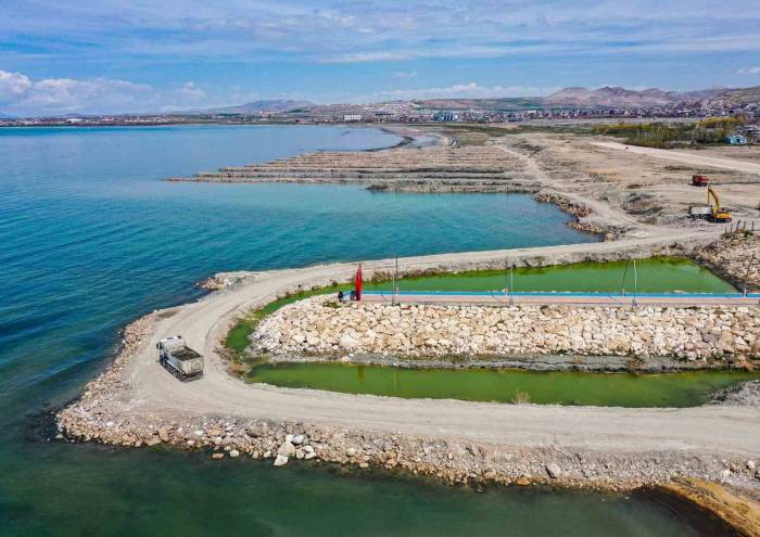 Van Gölü’nden 880 Bin Metreküp Dip Çamuru Ve Balçık Çıkarıldı