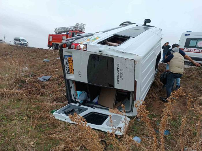 İranlı Turistleri Taşıyan Minibüs Takla Attı: 12 Yaralı