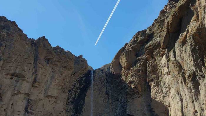 Van’da 40 Metre Yükseklikten Akan Yaşar Kemal Şelalesi Erken Kurudu