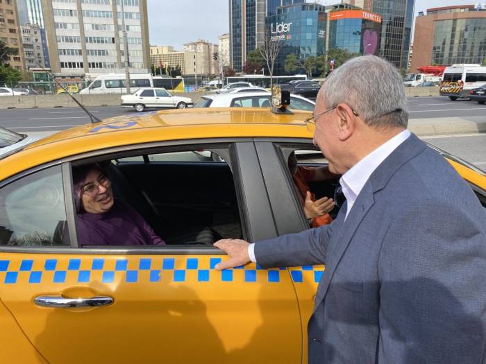 Milletvekili Adayları Sabah İşe Giden Vatandaşlara Kahvaltı İkramında Bulundu