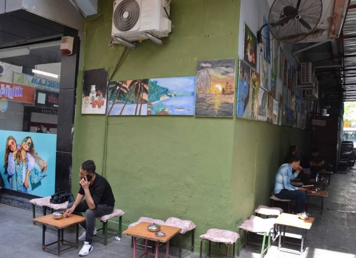 Batman’da Çay Ocağında Hem Kitap Okuyorlar Hem Çay İçiyorlar