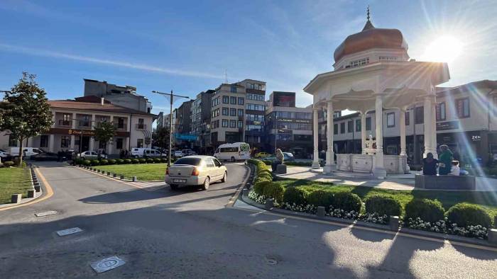 Bayram Sonrası Güneşli Havayı Gören Vatandaşlar Kendini Sokağa Attı.