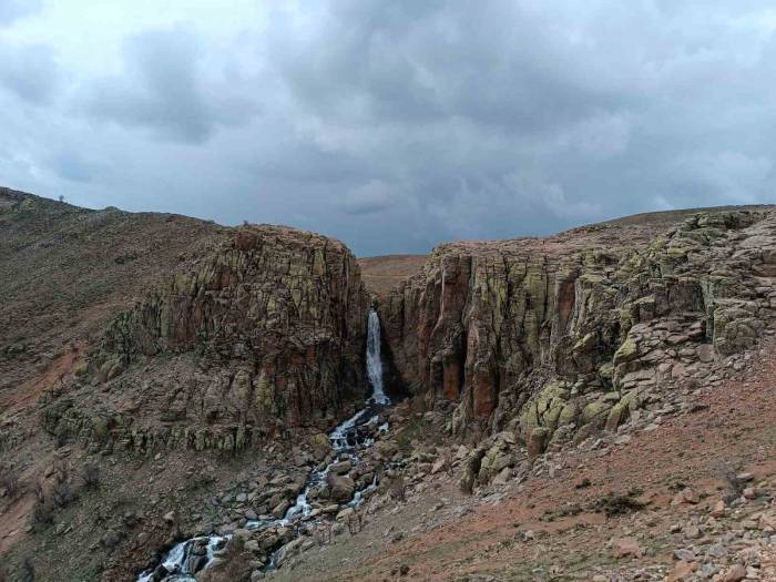 Bingöl’de Çır Şelalesi, Karların Erimesiyle Coştu