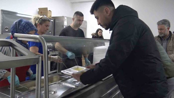 Bursa’da Öğrenci Ve İhtiyaç Sahiplerine Günde 2 Öğün Sıcak Yemek