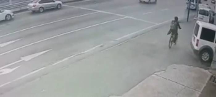 Bursa’da Yolun Karşısına Geçen Bisikletli Adama Otomobil Böyle Çarptı