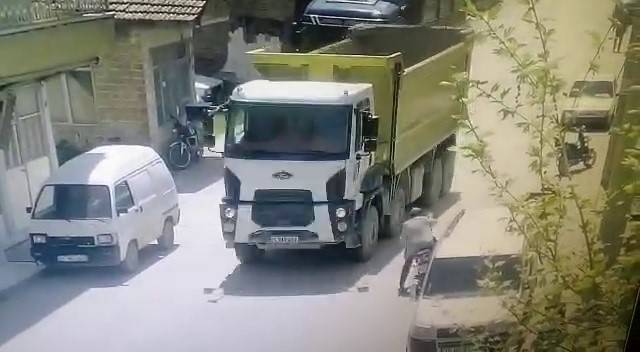 Kamyonun Altında Can Verdi: Feci Kaza Kamerada