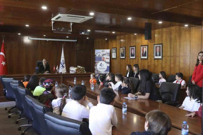 Deü Rektörü Hotar, Deü’nün Başarılı Miniklerini Ağırladı