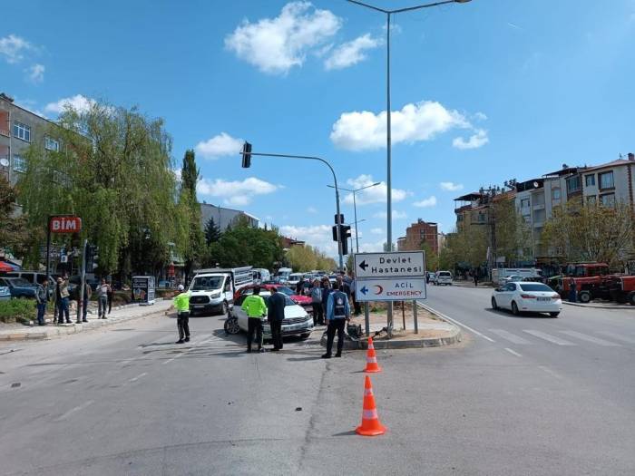 Direksiyon Başında Kalp Krizi Geçirdi, 6 Araç Ve 2 Yayaya Çarptı