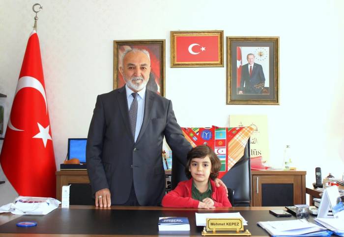 Minik Öğrencileri Makamında Ağırladı