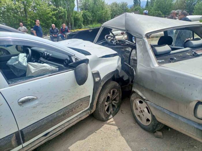 İki Otomobil Kafa Kafaya Çarpıştı: 1’i Ağır Toplam 6 Kişi Yaralandı