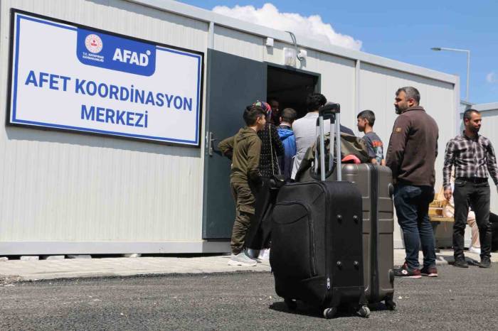Diyarbakır’da Depremzedeler Konteynerlere Yerleştiriliyor
