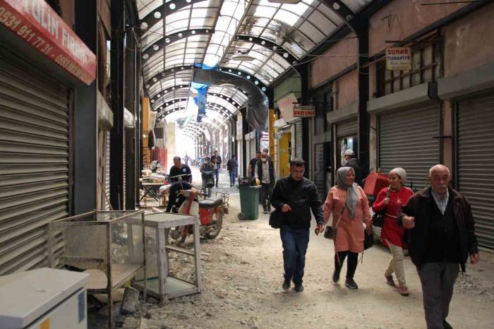 Tarihi Uzun Çarşı’da Esnaf Yaralarını Sarıyor