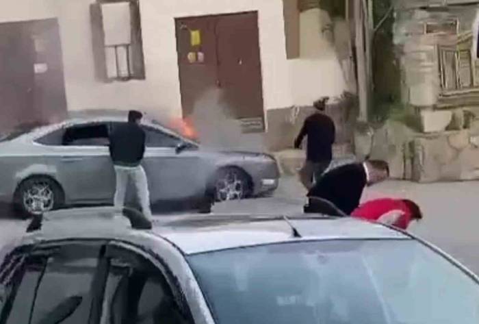 Otomobil Alev Aldı, Esnafın Müdahalesiyle Yangın Söndürüldü
