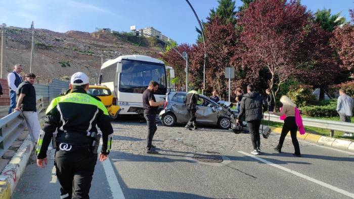 Freni Patlayan Midibüs 5 Aracın Arasına Daldı: 2 Yaralı