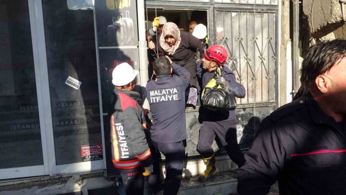Malatya’da 5 Katlı Çöktü: Yan Binada Mahsur Kalan 4 Kişiyi İtfaiye Kurtardı
