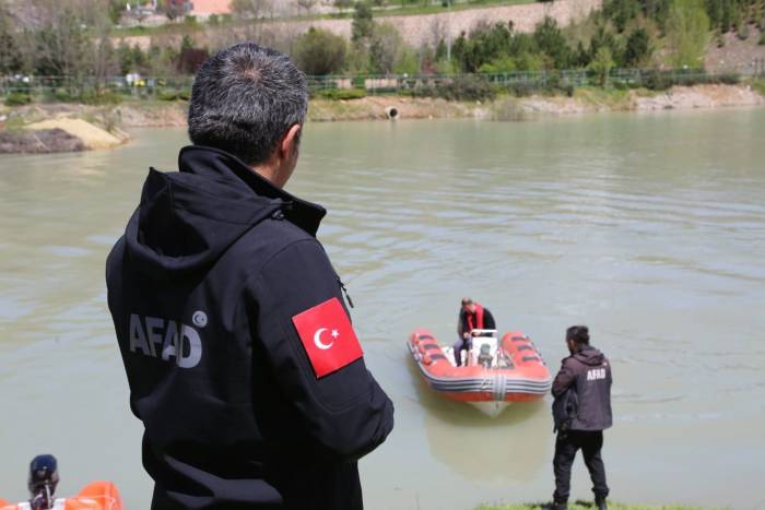 Vali Özkan, Munzur’da Kaybolan Gençleri Arama Çalışmalarını Yerinde İnceledi
