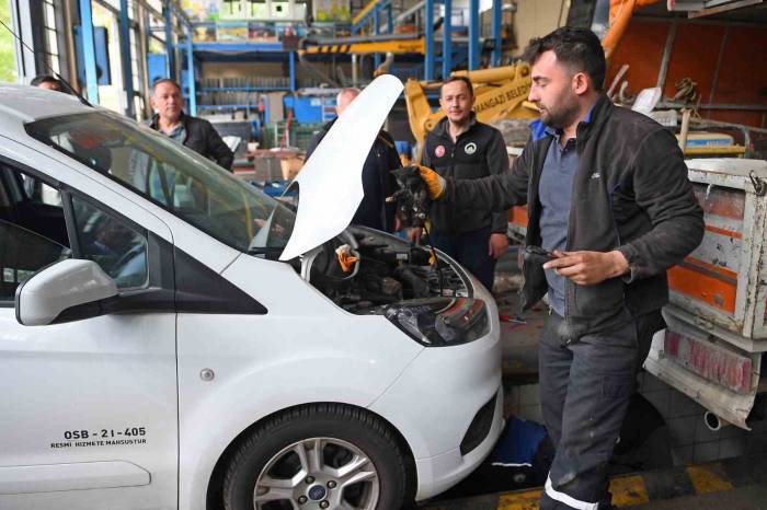 Motora Sıkışan Kedi İçin Seferberlik