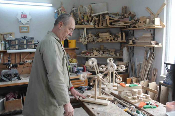 Emeklilikte Boş Kalmamak İçin Başladı, 15 Yıldır Ahşap Oyuncak Üretiyor