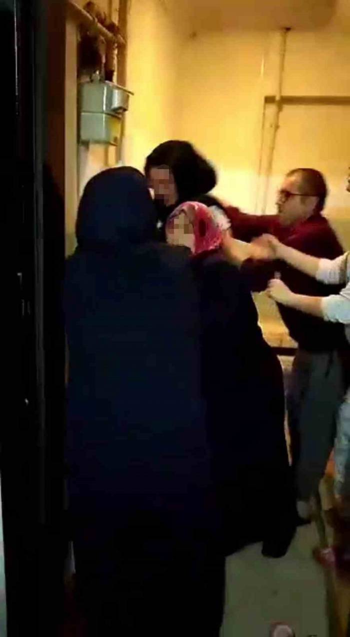 İstanbul’da Ev Sahibi Ve Kiracı Arasındaki Kavga Kamerada