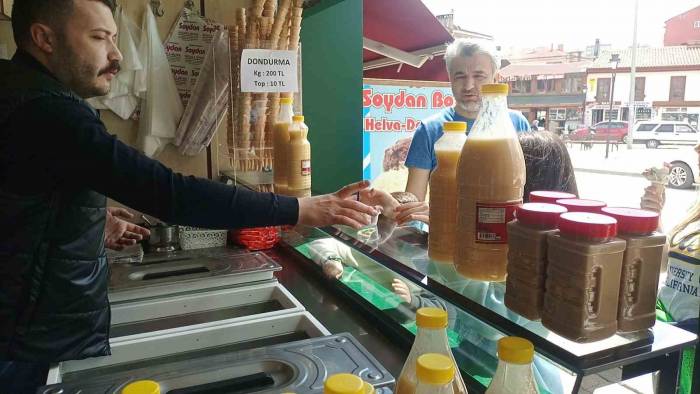 87 Yıldır Aynı Dükkânda 4 Kuşaktır Aynı Lezzetle Dondurma Yapıyorlar