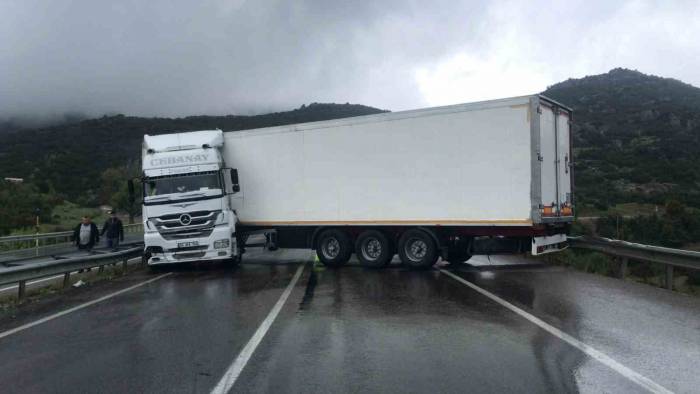 Burdur-antalya Karayolunda Tır Yolu Kapattı, Uzun Araç Kuyruğu Oluştu