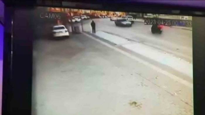 Biri Ters Şeride Girdi, Diğeri Vurup Kaçtı... Hayrete Düşüren Kaza Kamerada