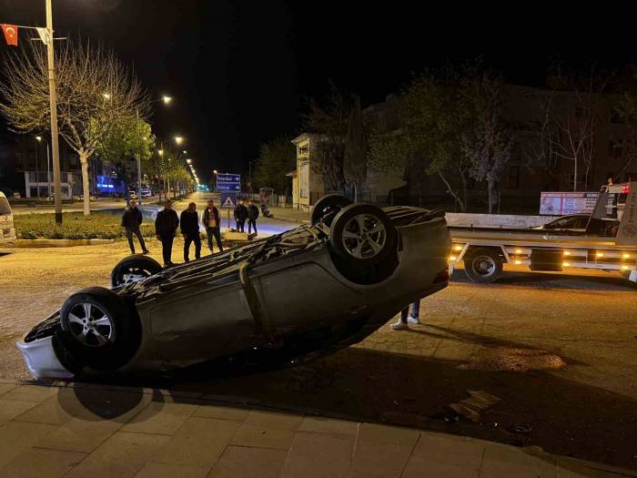 Gelibolu’da Takla Atan Otomobildeki 2 Kişi Yaralandı