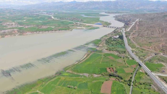 Risk Alıp Baraj Sahasına Ekim Yapmışlardı: Emekleri Sular Altında Kaldı