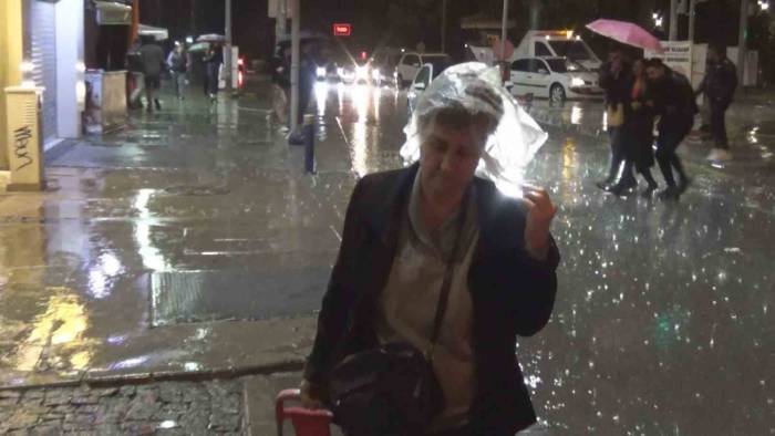İzmir’i Nisan Ayında Sağanak Vurdu