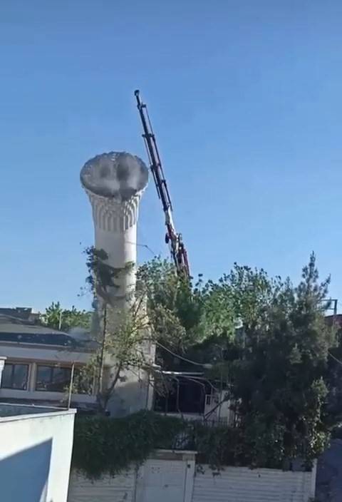 Batman’da Hasar Alan Camiinin Minaresi Kontrollü Olarak Yıkıldı