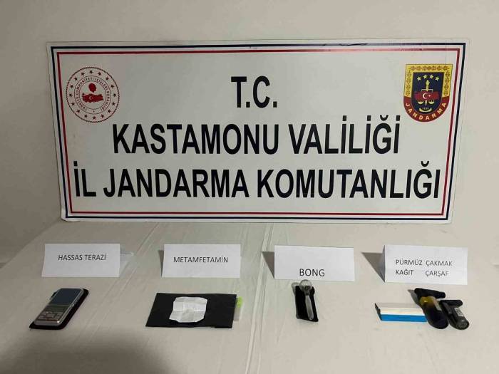 Jandarmanın Yol Kontrolü Sırasında Uyuşturucuyla Yakalanan 4 Kişi Gözaltına Alındı