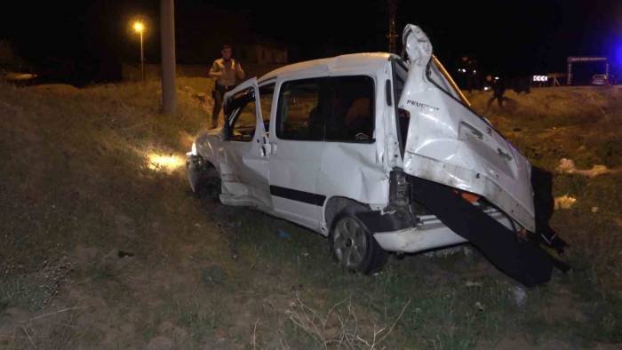 Takla Atan Hafif Ticari Araç Hurdaya Döndü: 2 Ağır Yaralı