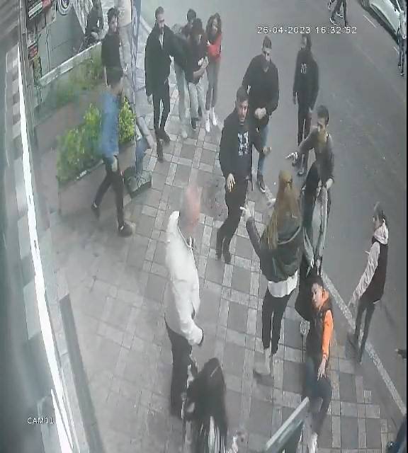 Kentin Göbeğinde Bıçaklı Kavga: Kızlı Erkekli İki Grup Birbirine Girdi, 3 Kişi Yaralandı