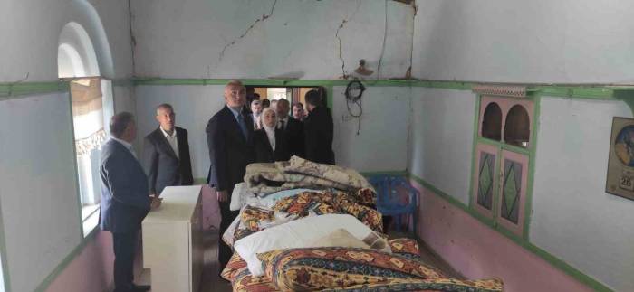 Bakan Ersoy, Depremde Hasar Alan Cemevini Ziyaret Etti