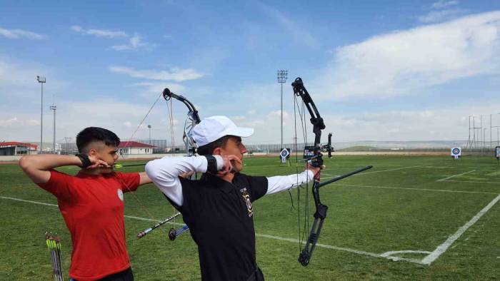 Afyonkarahisar’da Okçuluk Müsabakaların Birincileri Belli Oldu