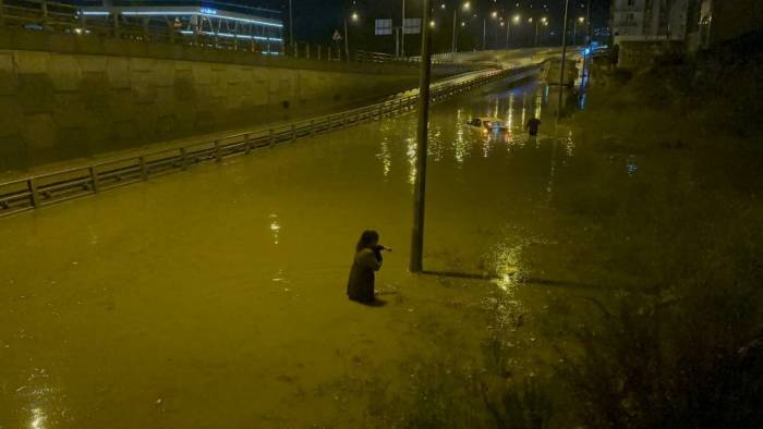 Araçlar Yağmur Sularının İçinde Kaldı