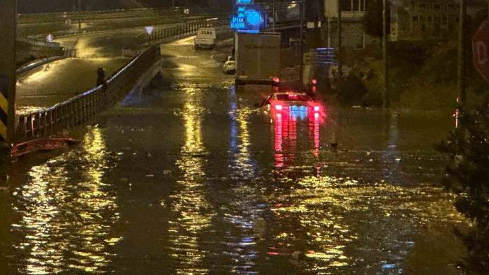 Kuşadası’nda Sağanak Yağış: Yollar Göle Döndü, Sürücüler Zor Anlar Yaşadı