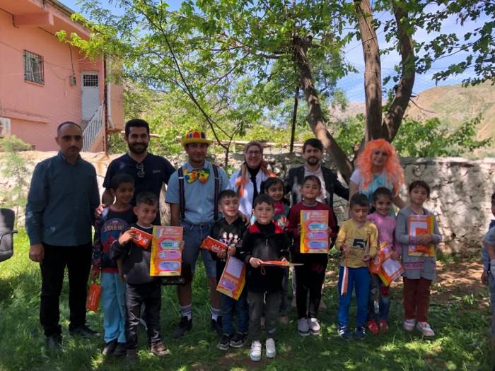 Batman’da Çocuklar Seyyar Tiyatro Ekibiyle Doyası Eğleniyor