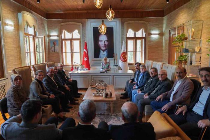 Ak Parti’den Chp’li Başkana Ziyaret